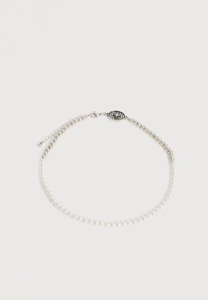 Hõbedane ja valge helmestega käevõru reguleeritava kettiga ja ovaalse pandlaga, millel on tähemotiiv lihtsal valgel taustal.