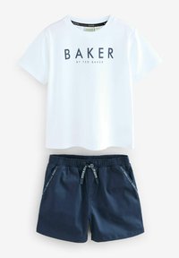Witte katoenen t-shirt met "BAKER" in marineblauw gedrukt, gecombineerd met marineblauwe zwembroek met elastische tailleband en zijzakken.