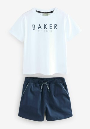 T-shirt en coton blanc avec "BAKER" imprimé en bleu marine, associé à un short de bain bleu marine avec ceinture élastique et poches latérales.