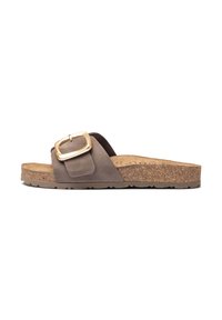Sandal in suede marrone con fascia ampia e grande fibbia dorata, suola in sughero texturizzato e soletta sagomata.