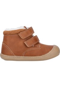 Bottine pour bébé en cuir tan avec deux bandes Velcro ajustables, doublure blanche douce, bout arrondi et semelle en caoutchouc. Accents cousus le long des bords.