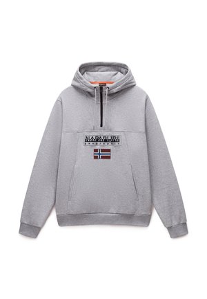 Hættetrøje i lysegrå, med en frontlynlås, logo-patch og et Norge-flag som detalje. Fremstillet af tekstureret stof med kængurulommer.