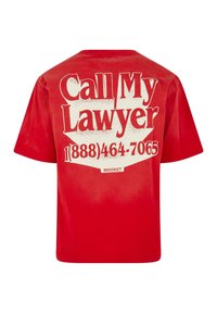 Rød kortærmet t-shirt med stor cremefarvet tekst på bagsiden: "Ring til min advokat" med et telefonnummer nedenfor, glat tekstur, afslappet pasform.