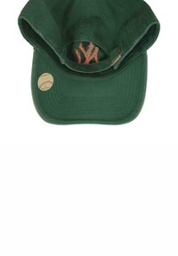 Grüne Baseballmütze mit gesticktem Logo, gebogenem Schirm und Innenfutter mit buntem Muster. Goldener Aufkleber mit Baseball-Design angebracht.