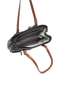 Zwarte leren handtas met een gestructureerd oppervlak, bruine leren hengsels, gestreepte stoffen voering en meerdere compartimenten, waaronder een ritszak.