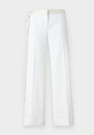 Witte brede broek gemaakt van soepel materiaal, met een vlakke voorkant, zakken en een lichtgroene satijnen tailleband met strikdetail.