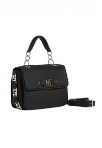 Borsa a mano in pelle nera con un design strutturato, dettagli in metallo dorato e una tracolla rimovibile. Presenta una chiusura frontale e una catena decorativa.