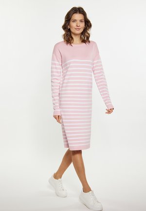 Roze trui jurk met witte horizontale strepen, lange mouwen en een ronde halslijn, gecombineerd met witte sneakers. Gladde textuur en een relaxte pasvorm.