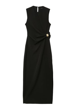 Robe noire sans manches avec un col en V, un détail torsadé à l'avant et un accent doré à la taille. Tissu lisse et longueur jusqu'aux genoux.