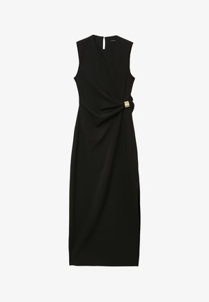 Vestito nero senza maniche con scollo a V, dettaglio anteriore annodato e accento dorato in vita. Tessuto liscio e lunghezza al ginocchio.