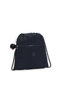 Bolsa de cuerda en color marino hecha de tela texturizada, con un bolsillo frontal con cremallera y un charm de pelaje desmontable. Logo redondo en la parte frontal.