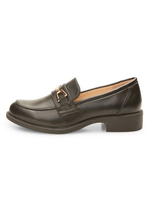 Mocassino in pelle nera con tacco basso a blocco, design slip-on e dettagli decorativi in hardware dorato sul davanti. Texture liscia in tutto il modello.