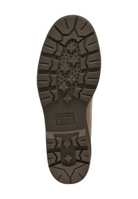 Suela de zapato de goma marrón con un patrón de relieve texturizado, que presenta múltiples clavos y orificios de ventilación. Marca Geox visible cerca del talón.