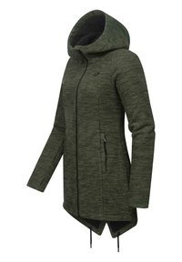 Lång, huva-jacka i mörkgrönt, tillverkad av strukturerad tyg. Har en framdragkedja och sidofickor, med en längre bakre fåll.