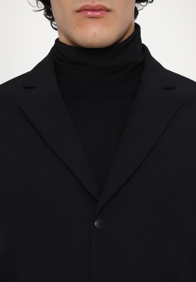 Schwarzer Blazer mit einer Reverskragen, einem einzelnen Knopfverschluss und einem strukturierten Stehkragen darunter. Glattes Material mit einer eleganten, taillierten Silhouette.