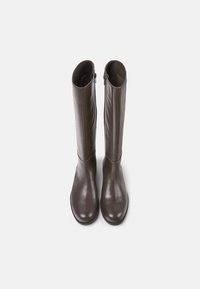 Botas de cuero marrón hasta la rodilla con un acabado suave, puntera redondeada y cremallera lateral. Diseño minimalista, caña flexible, suela negra sólida.