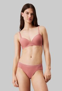 Calvin Klein Underwear COMFORT - Modrček za pod majico - red grape