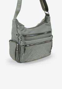 Bolso de mano de nylon gris con múltiples bolsillos con cremallera, textura acolchada y acentos estampados, que presenta una amplia correa para el hombro para llevar.