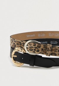 Pas za pas iz suede z leopardjim vzorcem, ki ima črn usnjeni del, končan z zlatim sponko in srebrnim oblikovanjem zanko pridobitev.