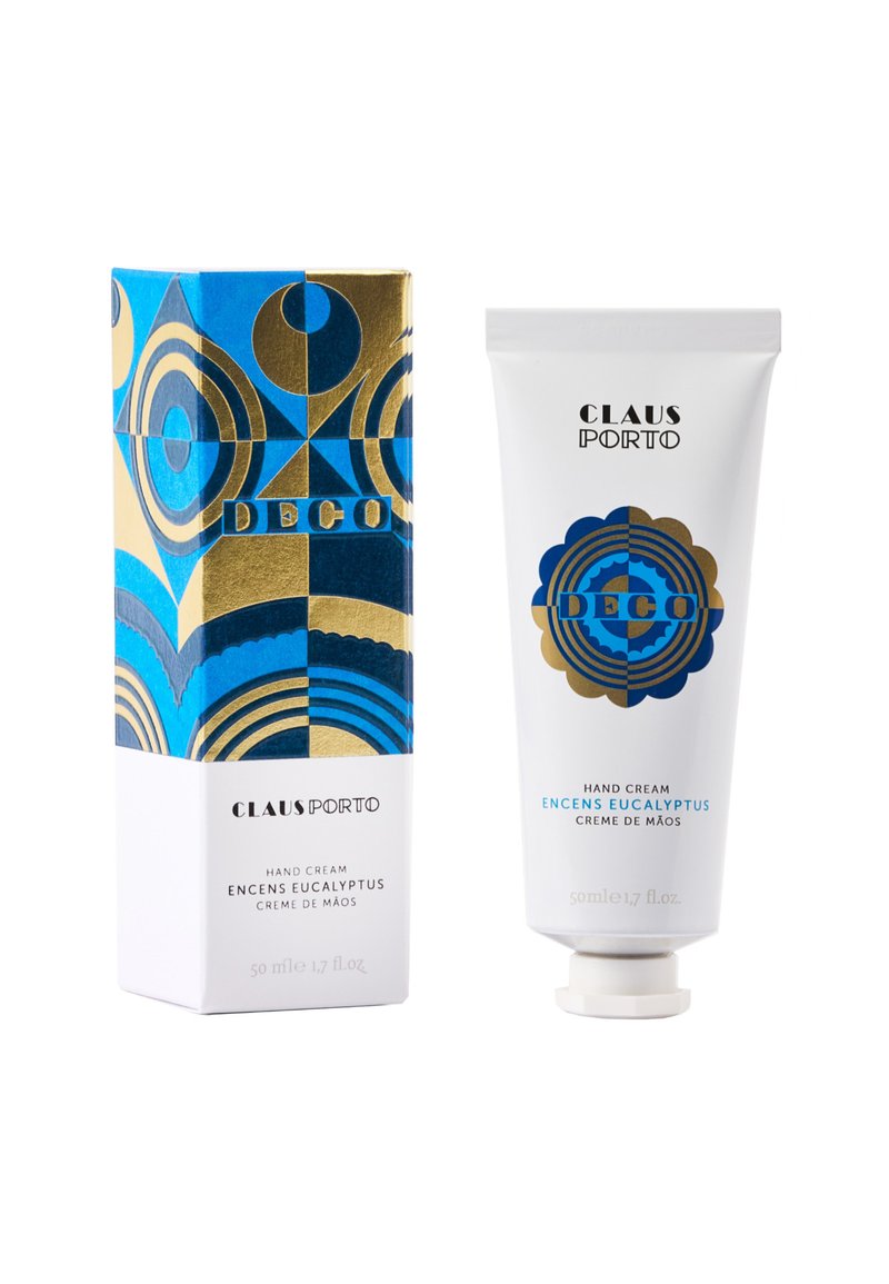 Handcreme-Tube in Weiß mit blauem und goldenem rundem Logo; dekorative Verpackung mit einem geometrischen Muster in Blau, Gold und Weiß. Größe 50 ml.