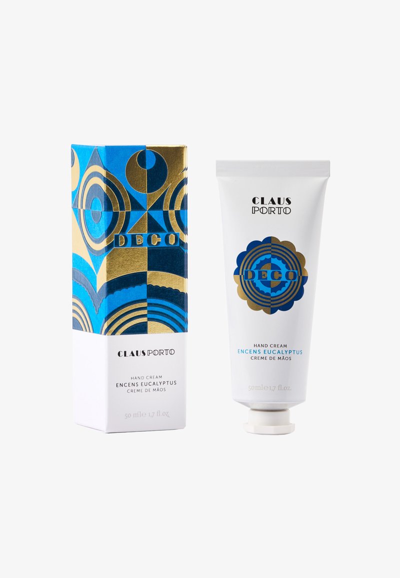 Handcreme-Tube in Weiß mit blauem und goldenem rundem Logo; dekorative Verpackung mit einem geometrischen Muster in Blau, Gold und Weiß. Größe 50 ml.