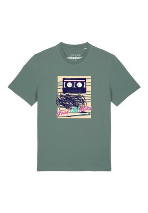 T-shirt vert à manches courtes avec un graphisme d'une cassette emmêlée et le texte "Good Old Mess" en couleurs rétro sur le devant.