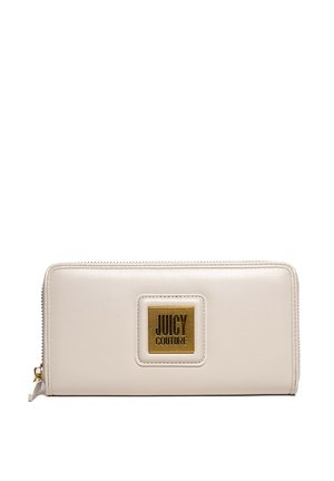 Portafoglio in ecopelle bianca con placchetta logo dorata "JUICY COUTURE", chiusura zip, design rettangolare elegante e superficie liscia.