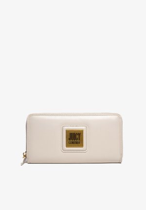 Portafoglio in ecopelle bianca con placchetta logo dorata "JUICY COUTURE", chiusura zip, design rettangolare elegante e superficie liscia.