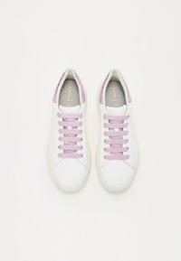 Weiße Leder-Sneaker mit helllila Schnürsenkeln und Akzenten an der Ferse. Rundliche Zehenform, flache Gummisohle und Logo auf der Innensohle.