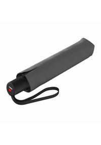 Opvouwbare zwarte parasol met een gestructureerde donkergrijze hoes en een zwarte handgreep met een rode knop en een polsbandje voor gemak.