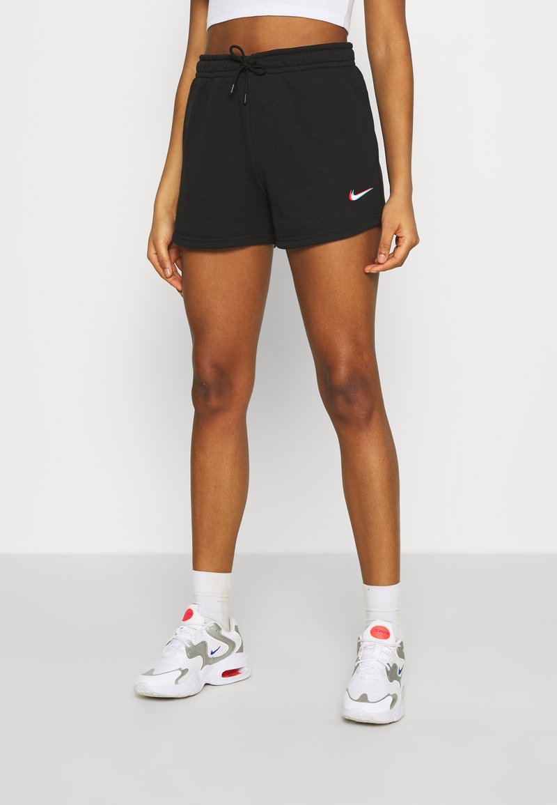 Svarta shorts i bomullsblandning med elastisk midja och dragsko. Har en liten röd och vit Nike-logotyp på vänster lår.