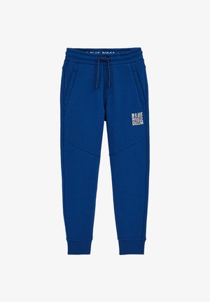 Pantalones de chándal azules fabricados con una tela suave, con cintura ajustable con cordón, bolsillos laterales y un detalle de logo en blanco en la pierna izquierda.