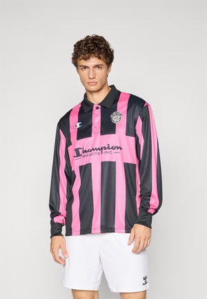 Polo a maniche lunghe con strisce verticali nere e rosa, dotato di colletto, logo ricamato sul petto e etichetta Champion sulla manica.