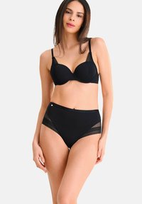 Ensemble de lingerie noir composé d'un soutien-gorge rembourré avec des accents en dentelle et d'une culotte taille haute avec des détails en résille et en dentelle, texture lisse dans l'ensemble.
