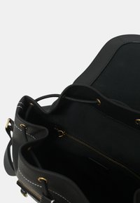 Borsa a tracolla nera con esterno in pelle, hardware dorato e interno liscio. Presenta una chiusura con coulisse e una tasca con zip.