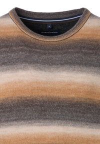 Gestreifter Pullover in Braun und Beige mit Rundhalsausschnitt, aus Strickstoff. Verfügt über eine dezente Textur und ein Etikett mit der Marke "CASA MODA".