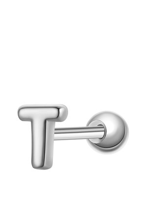 Poleret sølv ørestik med et markant stort bogstav "T" design, fastgjort til en lige stift og rund bagbeklædning.