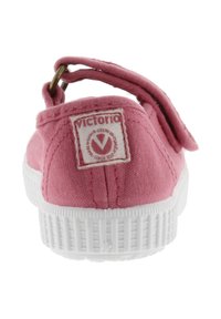 Sneaker in tela rosa con suola in gomma bianca, cinturino regolabile con anello metallico e toppa con logo "Victoria" sul tallone.