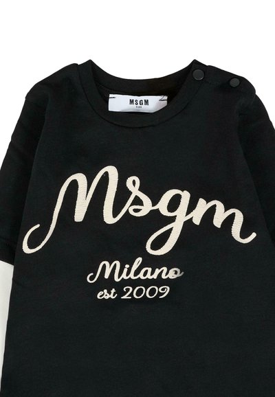 Czarny T-shirt dla dzieci z białym haftem "Msgm Milano est 2009" oraz dwoma czarnymi napami na lewym ramieniu.