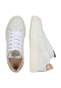 Sneakers bianche in pelle con suola in gomma testurizzata, punta rotonda, lacci bianchi, dettagli metallici argento e oro, e fori decorativi ai lati.