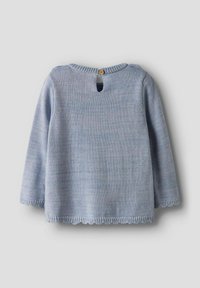 Vaaleansininen neulottu pitkähihoinen pusero, jossa pyöreä pääntie ja takana napitus. Teksturoidulla, pehmeällä pinnalla ja sahalaitareunuksella.