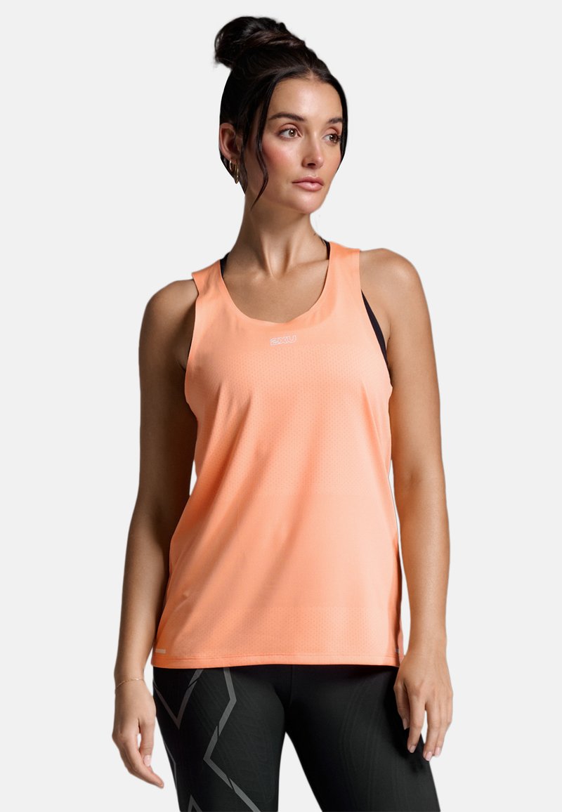 Leichtes, mesh Tank-Top in leuchtendem Orange, mit runder Halslinie und weiten Armöffnungen, kombiniert mit schwarzen gemusterten Leggings.