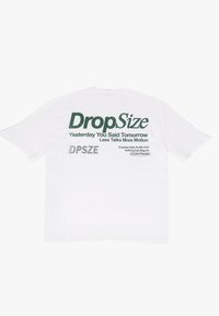 T-shirt blanc avec un texte vert dans le dos : "DropSize", accompagné de divers slogans et détails de marque. Manches courtes, coupe standard, en coton.