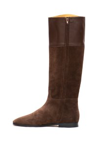 Braune Wildlederstiefel bis zum Knie mit einem glatten Lederobermaterial, einem seitlichen Reißverschluss, spitzem Zehenbereich und flacher Gummisohle. Das Innere ist mit gelbem Futter versehen.