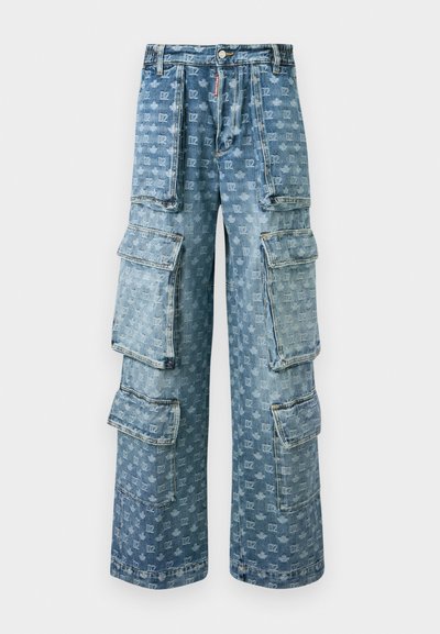 Svijetloplave široke traper hlače s terenskim džepovima i uzorkom ponovljenog logotipa "D2" po cijeloj površini.