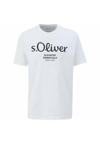 Biała bawełniana koszulka z krótkim rękawem, okrągłym dekoltem, z czarnym nadrukowanym logo oraz napisem: "s.Oliver ELEVATED ESSENTIALS SINCE 1969."