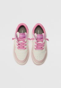 Λευκά και ροζ αθλητικά παπούτσια με απαλό δερμάτινο άνω μέρος, υφασμάτινες λεπτομέρειες, τρυπητή μύτη, ροζ κορδόνια και μαξιλαρωμένο φουλάρι.