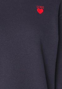 Felpa blu navy con la scritta "LOVE" ricamata in rosso e una forma a cuore. Tessuto morbido, design semplice, maniche lunghe e scollatura rotonda.