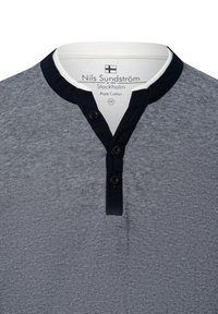 Nils Sundström pure katoen shirt in grijs met een marineblauwe kraag, met een knoopsluiting van drie knopen en een subtiele textuur in de stof. Maat M.