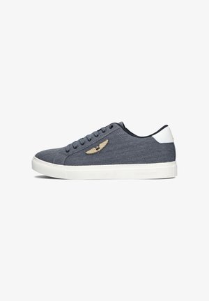 Grijze denim sneakers met witte accenten, ronde neus en zes veterogen. Bevat een geborduurd vleugelontwerp aan de buitenkant. Witte rubberen zool.